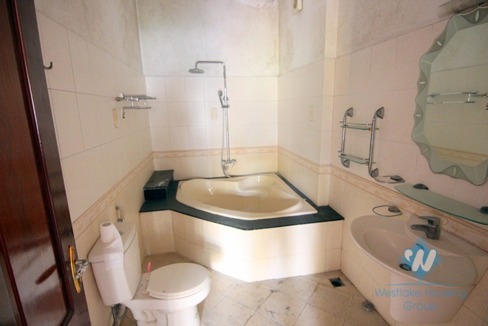 Cheap house for rent in the heart of Tay Ho over 400 sqm usage area